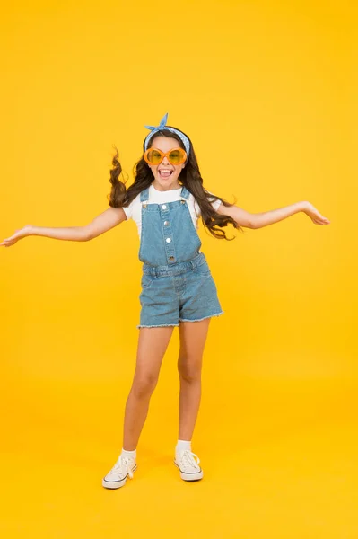 Concept de mode d'été. Fille longs cheveux bouclés portent des lunettes de soleil et un foulard attaché fantaisie. Tendance mode. Tu peux avoir tout ce que tu veux dans la vie si tu t'habilles pour ça. Petite fashionista. Enfant mignon fille de mode — Photo