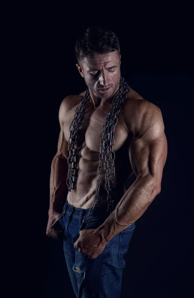 Homme musclé avec chaîne sur le corps sexy. homme avec torse nu sexy en jeans. Athlète avec torse nu sexy en jeans. Sportif avec poitrine et ventre musclés. Sport et fitness. Forme du bodybuilder — Photo