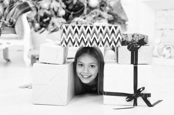 家は、世界で最高の場所です。クリスマス前に朝。小さな女の子。明けましておめでとう。冬。クリスマスのオンライン ショッピング。家族の休日。クリスマス ツリーとプレゼント。子供は、休日を楽しむ — ストック写真
