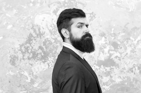 Robusto e viril. Alfaiate ou designer de moda. Vida moderna. Brutal barbudo hipster em terno formal. homem elegante com barba. Modelo de moda masculina. Homem de negócios maduro. Limpeza de barbas. Barbudo e elegante — Fotografia de Stock