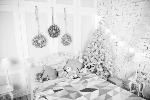 Composición navideña. Navidad. Hermosa habitación decorada con árbol y juguetes. Feliz año nuevo. Feliz Navidad y Felices Fiestas. La mañana antes de Navidad. Vacaciones de año nuevo. Todo lo que quiero para Navidad —  Fotos de Stock
