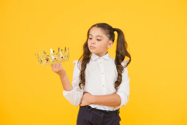 Haciendo que su baile de graduación parezca súper especial. Una futura reina del baile. Lindo niño pequeño sosteniendo la corona dorada para el baile de graduación escolar sobre fondo amarillo. Adorable niña yendo al baile de graduación — Foto de Stock