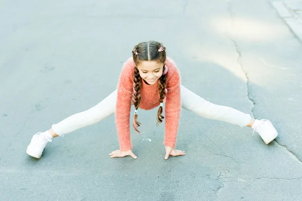 Menina que se estende antes de uma longa caminhada. Criança gosta de atividades. Miúdo a correr ao ar livre. Bom passeio. Desporto para crianças. Férias e tempo livre. Exercício fácil. Lazer ativo. Início de grande caminhada — Fotografia de Stock