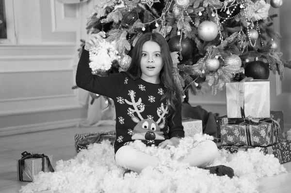 Petite fille surprise à Noël. Noël. Les enfants apprécient les vacances. Bonne année. Le matin avant Noël. Vacances de Nouvel An. petite fille aime cadeau de Noël. Quelle grande surprise ! — Photo