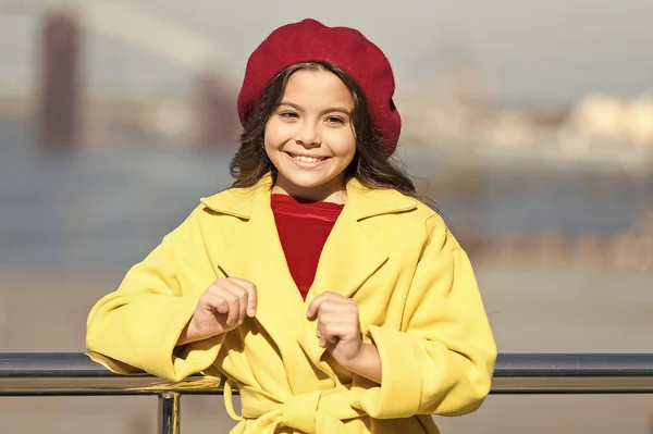 Menina adorável garoto andar desfocado fundo. Criança boina chapéu brilhante e casaco quente. Tendência de estilo francês. Caminhada descontraída despreocupada. Benefícios para a saúde da caminhada. Menina na moda desfrutar de caminhar no dia ensolarado da primavera — Fotografia de Stock