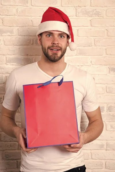 Mannen i santa hatt hålla julklapp. Online julhandeln. Gott nytt år, kopia utrymme. leverans julklappar. På morgonen innan Xmas. santa lycklig. Kontor julfest — Stockfoto