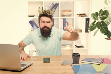 Kararname çıkarma. Ofis benim krallığım. Ofisin kralı. Adam sakallı işadamı altın taç giyer. Üst düzey yönetici merkez ofisi. Patron zaferin tadını çıkarıyor. Merkez ofis ve ceo konsepti. İcra Kurulu Başkanı