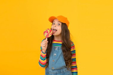 Şeker diyeti. Tatlı şeker. Benim tarzım renklidir. Gökkuşağının tüm renkleri. Parlak bir hayat. Mutlu çocukluk. Çocuk şık modern çocuk lolipop şeker yalama. Tatlılar ve tatlı konsepti. Şekerile mutlu çocuk
