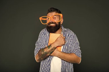 Onun en sevdiğim kitap. Adam ders kitabı ile parti bardaklarda sakallı. Kitap nerd süslü gözlük takıyorum. Üniversite erkek öğrenci ders notları ile. Kitap nerd çalışma