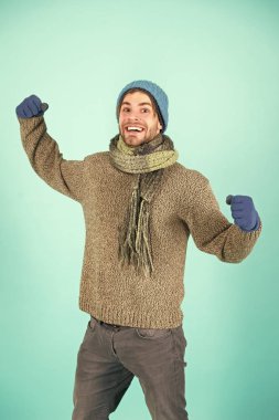 Şapka eldivenleri ve eşarp kış modası. Adam örülmüş turkuaz aksesuar giyiyor. Kış aksesuarları konsepti. Kış modası örgü giysiler. Şapka ve eşarp olarak örülmüş aksesuarlar