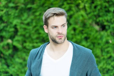 İnsan gerçek güzelliğin ne olduğunu bilir. Yakışıklı adam traşsız yüz ve şık sarı saçlı. Yakışıklı beyaz adam doğa yeşil arka plan. Sakallı adam rahat tarzı. Sadelik, iyi tat ve damat