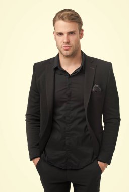 Tüm siyah giysili kuralları. Siyah moda trendi. Adam zarif Yöneticisi beyaz arka plan üzerinde siyah resmi kıyafet giymek. Neden siyah giyen değer tek rengidir. Elegance sadelik içinde