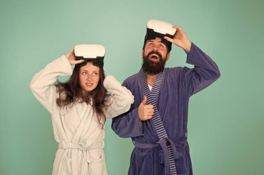 Gerçeğe dönmek. Erkek ve kadın vr keşfedin. VR teknolojisi ve gelecek. VR iletişim. Heyecan verici izlenimler. Sanal gerçeklik uyanış. Kaç bornoz içinde vr gözlük takıyor. Bilinçli uyanış