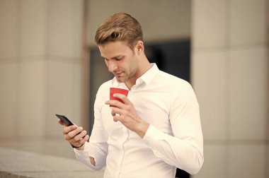 İleti gönderin. Adam içki kahve mesaj kentsel arka plan okuyun. Büyük güne başlayın. İşadamı ile kahve sabah zaman rahatlatıcı. Adam yakışıklı çekici işadamı enerji ücret gerekir. Gelen ileti