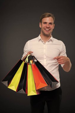 Alışveriş online başarılı bir iş adamı. Meşgul insanlar online hizmet için teşekkür ederiz. Online alışveriş. Teslimat satın. İşadamı kullanımı alışveriş uygulaması. Adam alışveriş torbaları koyu arka plan taşır