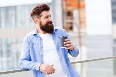 Kahve beni tamamlıyor. Bir işe yara. Adam kahveyi alıp götürüyor. Sakallı adam dışarıda rahatla. Kahve molası. Kafein bağımlısı. Sabah kahvesi. Olgun hipster sıcak içeceğin tadını çıkar.