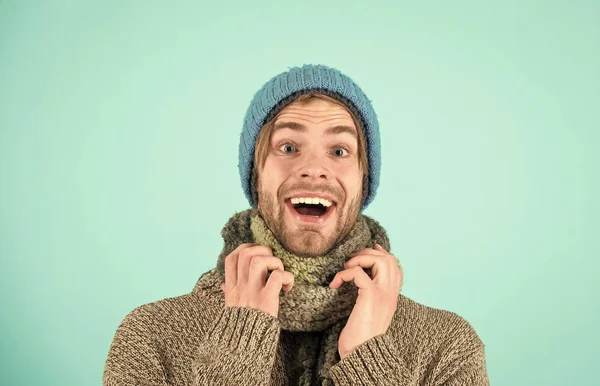 Homem feliz em roupas de inverno. Homem barbudo feliz sorrindo em roupas quentes. O inverno é hora de conforto e calor. Boas festas — Fotografia de Stock