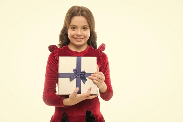 Feliz regalo de cumpleaños. gran venta en el centro comercial. Día de boxeo. niña pequeña después de ir de compras. Niña con caja de regalo. espacio de copia. Ir de compras. Negocio propio. En la tienda. Niño moderno —  Fotos de Stock