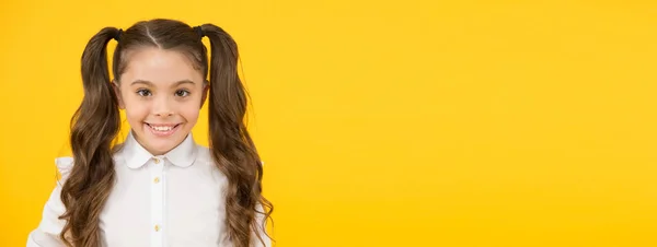 Dias de infância para a escola. Criança feliz de volta à escola em fundo amarelo. Cuidados de infância e educação. A criar memórias de infância. Conceito de infância, espaço de cópia — Fotografia de Stock