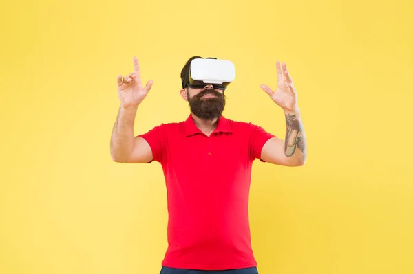 Virtuální simulace. Digitální technologie. Kde se tvé sny stanou realitou. VR pro hraní her. Muž hraje hru ve VR. Hipster s náhlavní soupravou pro virtuální reality. Prozkoumejte kyberprostor. Virtuální komunikace — Stock fotografie