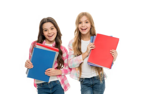 Taalcursussen voor jongeren. Meisjes met school leerboeken witte achtergrond. School concept. We houden van studeren. Leerlingen die leerboeken meenemen naar schoolklassen. Studeren is leuk. Boek kopen voor extra school cursus — Stockfoto