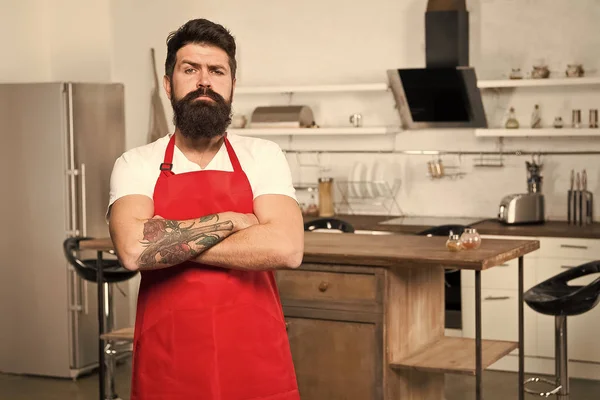 Chef seguro. Restaurante o cafetería cocinero. Hombre maduro. Cocinero barbudo. Hipster en la cocina. Hombre barbudo con delantal rojo. Cocinero hombre. Un hombre barbudo serio. Barbudo hipster cocinar en casa —  Fotos de Stock