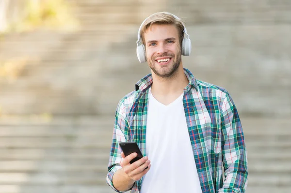 Auriculares universitarios Smartphone. Aprendizaje online. Concepto de audio libro. Uso de tecnología educativa de software de hardware físico y teoría educativa para facilitar el aprendizaje. E aprendizaje —  Fotos de Stock