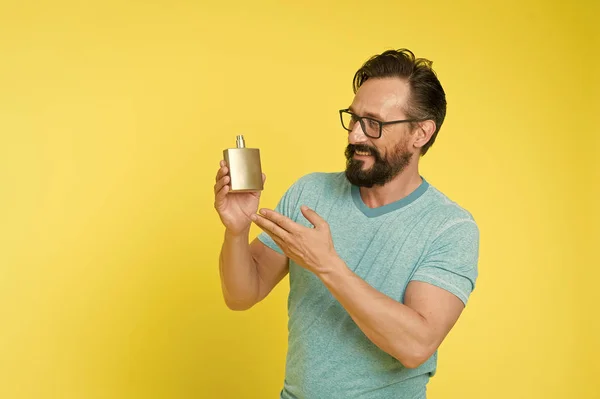 ¿Cómo elegir el perfume para los hombres según la ocasión. Asegúrese de oler fresco durante todo el día. Usar perfume mejora el estado de ánimo. Increíbles beneficios de usar perfumes. Hombre barbudo guapo bodega botella perfume —  Fotos de Stock