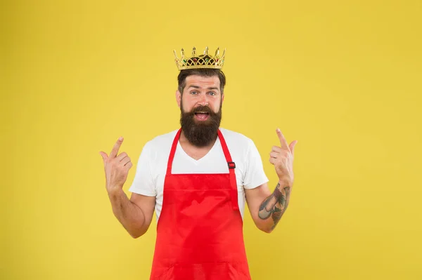 La cocina es mi reino. Ideas y consejos. Cocinero jefe y profesional culinario. Cocinar comida. Cocine con barba y bigote de fondo amarillo. Receta real. Hombre rey cocinar usar delantal de cocina y corona de oro —  Fotos de Stock