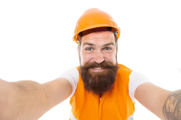 A tirar selfie. Indústria da construção. Engenheiro de segurança hipster barbudo. Conceito de carreira de engenharia. Engenheiro arquitecto. Homem engenheiro de proteção uniforme fundo branco. Após o dia útil — Fotografia de Stock