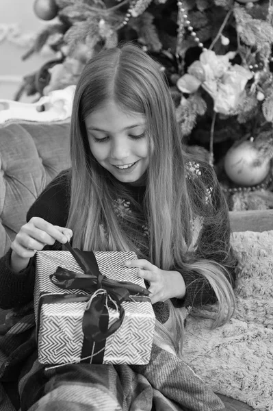 新しい年新しい私。明けましておめでとう。冬。クリスマス ツリーとプレゼント。クリスマスのオンライン ショッピング。家族の休日。クリスマス前に朝。小さな女の子。子供は、休日を楽しむ — ストック写真