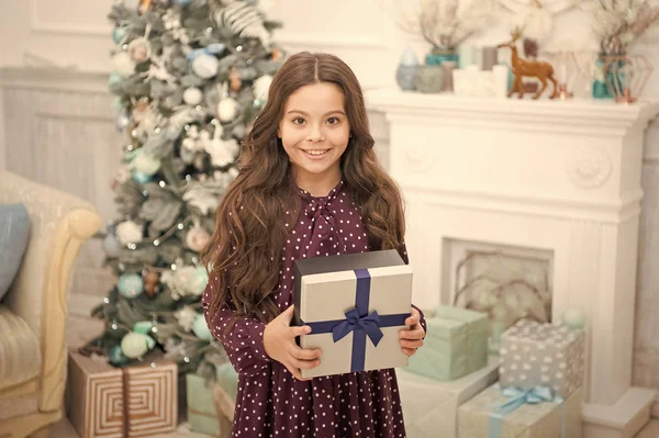 Natal férias em família. Feliz Ano Novo. Compras de Natal. Menina bonito com presente de Natal. Na manhã anterior ao Natal. à espera do Pai Natal. Inverno. Abrindo presente de Natal — Fotografia de Stock