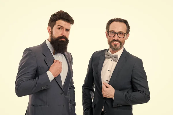 Conferência de negócios evento formal. Empresário roupa elegante isolado branco. Parceiros de negócios colegas experientes. Homens barbudos usam fatos. Vamos ensinar-vos tudo sobre negócios. Dicas de especialistas — Fotografia de Stock