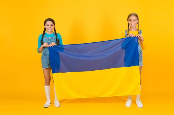 Oekraïense kinderen. Meisjes met blauwe en gele vlag. Patriottische onderwijs. Gelukkige Onafhankelijkheidsdag. Kinderen houden Oekraïense vlag. Patriottisme respect en liefde voor Motherland. Concept van de nationale identiteit — Stockfoto