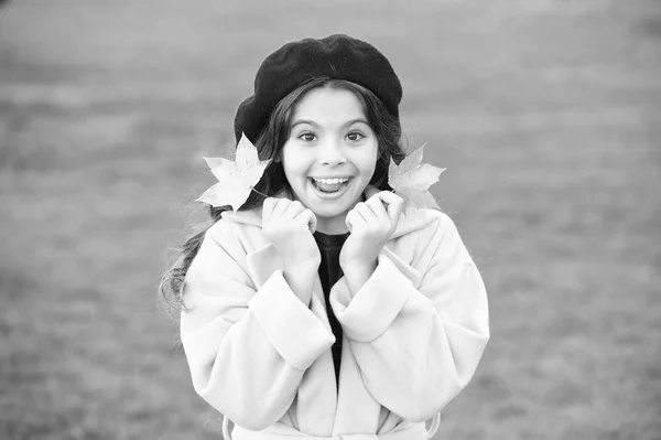 Niña sonriente cara sostener hojas de arce. Niño con hojas de arce de otoño caminar. Otoño acogedor está a la vuelta. Niña emocionada por la temporada de otoño. Consejos para convertir el otoño en la mejor temporada —  Fotos de Stock