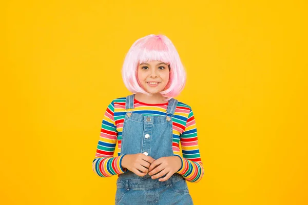 Otaku flicka i peruk leende på gul bakgrund. Cosplay karaktär koncept. Kultur hobby och underhållning. Lycklig barndom. Anime fläkt. Cosplay Kids Party. Barn Söt cosplayer. Cosplay outfit — Stockfoto