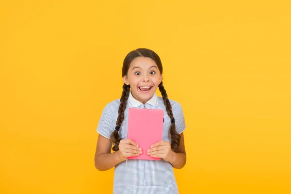 No entres en pánico. Risa histérica. Lindo libro de lectura de niños pequeños sobre fondo amarillo. Adorable niña aprender a leer espacio de copia. Lectura y educación en el hogar. Estudia mucho. Se acerca el examen. Ensayo final — Foto de Stock