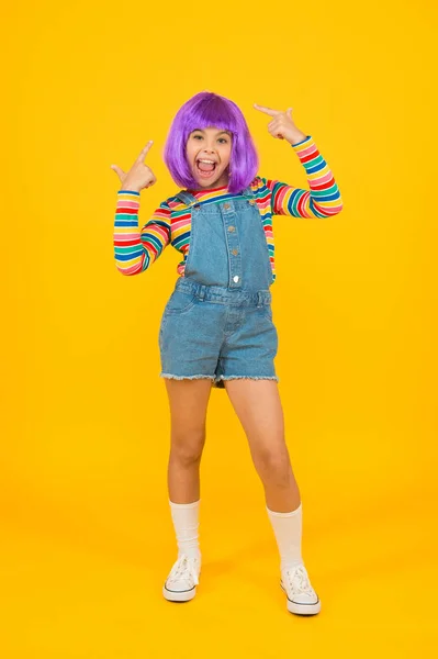 Cosplay karaktär koncept. Kultur hobby och underhållning. Lycklig barndom. Anime fläkt. Cosplay Kids Party. Barn Söt cosplayer. Cosplay outfit. Otaku flicka i peruk leende på gul bakgrund — Stockfoto