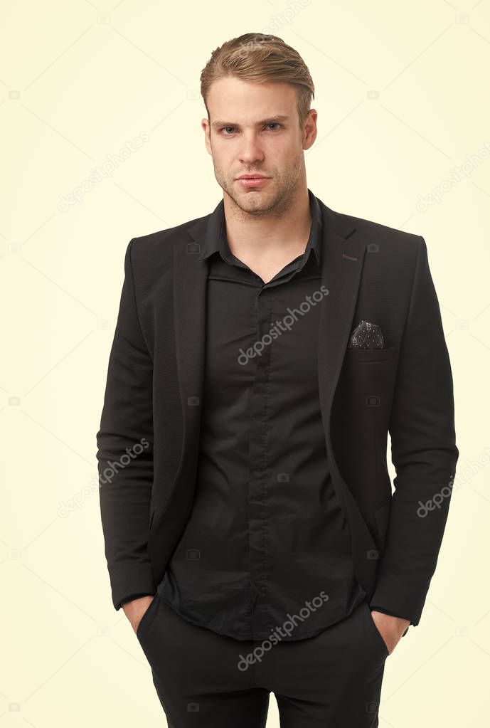 Reglas para llevar toda la ropa negra. Tendencia de moda negra. Hombre elegante gerente llevar traje