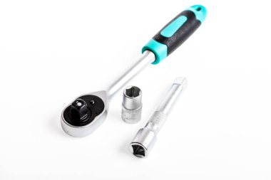 Çok çalışmak için çok çalışıyoruz. çok amaçlı araç kiti. Krom Vanadyum Çelik. metallized düzeltme ekipmanları. beyaz arka planda izole edilmiş soket anahtarı. Demir aletler seti