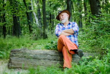 Ucube şifacı. Halk büyüsü. Kişi sihirli yetenekleri sözde. Ormandaki sihirbaz. Woodman sihirbaz kavramı. Şapkalı sakallı olgun adam. Bilge yaşlı adam. Bitkisel ilaçlar. Doğaüstü veya batıl inançlı