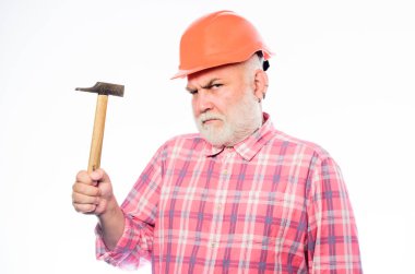 Onarım konsepti. Kıdemli foreman işçisi. Handyman ev tamiri. Deneyimli mühendis. Onarım veya yenileme. Ev geliştirme onarımı. Adam sakallı işçi kask tutun çekiç giymek. Onarım atölyesi