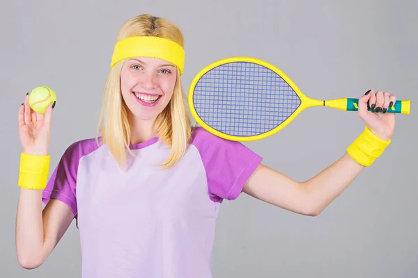 Aktif eğlence ve hobi. Tenis sporu ve eğlence. Tenis kulübü konsepti. Kız sevimli sarışın oyun tenis. Sağlığı korumak için spor. Atlet gri arka planda elinde tenis raket tutun — Stok fotoğraf