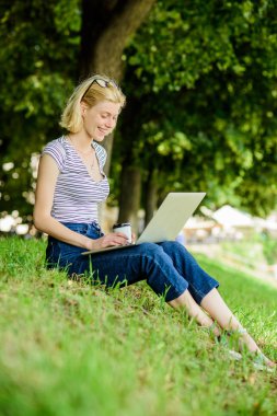 Tüm araştırmalar çevrimiçi. öğrenci sınavlara hazırlanın. öğrencilerin yaşam. Güzel bir kadın. online eğitim. modern kadın öğrenci çalışma online açık. kadın dizüstü bilgisayarda çalışır. öğrenci kız çalışma online