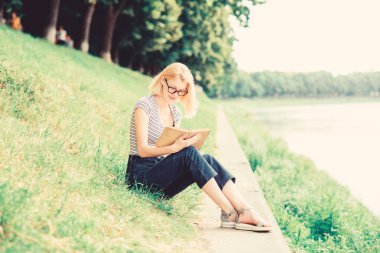 Yeni yazar esinlenerek. ilginç bir hikaye. Rahatlayın ve yeni bilgiler alın. okumak benim hobimdir. Yaz çalışması. Park okuma kitabı kadın. kitap ile öğrenci kız. notlar yapmak için okul günlüğü