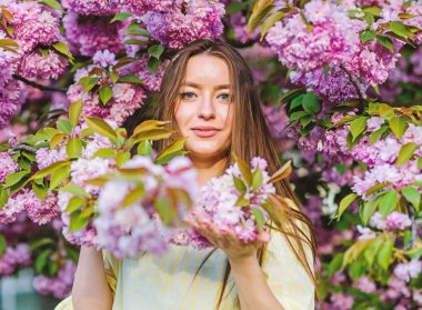 çiçek kokusu, alerji. bahar çiçek çiçek kadın. doğal yaz güzelliği. cilt bakımı ve spa. Cilt için doğal kozmetik. kiraz çiçeği kız. Sakura ağacı açıyor. Bu anı ezberle
