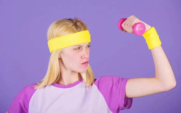 Ejercicios de bíceps para mujeres con guía paso a paso. Las mancuernas de las chicas llevan pulseras. Concepto deportivo vintage. Mujer haciendo ejercicio con pesas. Ejercicios fáciles con pesas. Entrenamiento con pesas — Foto de Stock