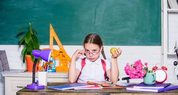 Vegetarier. zurück zur Schule. einstein. digitales Zeitalter mit moderner Technologie. kleines Mädchen bereit, Apfel zu essen. Smart-Child-Konzept. Gesunde Ernährung ist gut. Kleines Geniekind im Klassenzimmer. Mittagszeit — Stockfoto