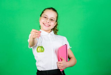 Tıp için yeni fikirler. test şişesi ile küçük akıllı kız. Okula geri dön. not ile çocuk çalışma bilogy ders. eğitim ve bilgi. laboratuvarda bilim araştırması. Küçük okul kız