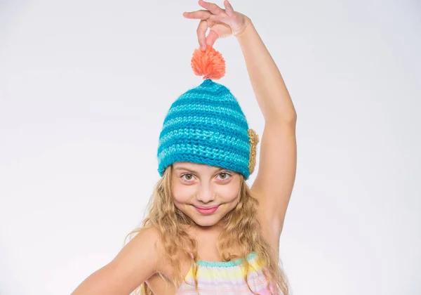 無料ニット パターン。秋冬シーズン アクセサリー。子供ニット帽子です。幸せそうな顔の白い背景の長い髪少女。子供は、暖かく柔らかいニットの青い帽子を着用します。編みとかぎ針編みの違い — ストック写真